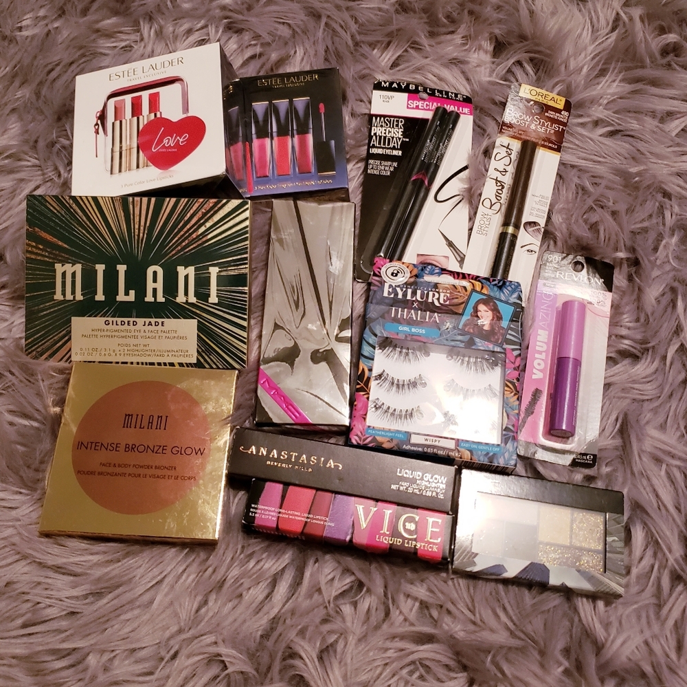 MakeUp Bundle - Picture 1 of 8